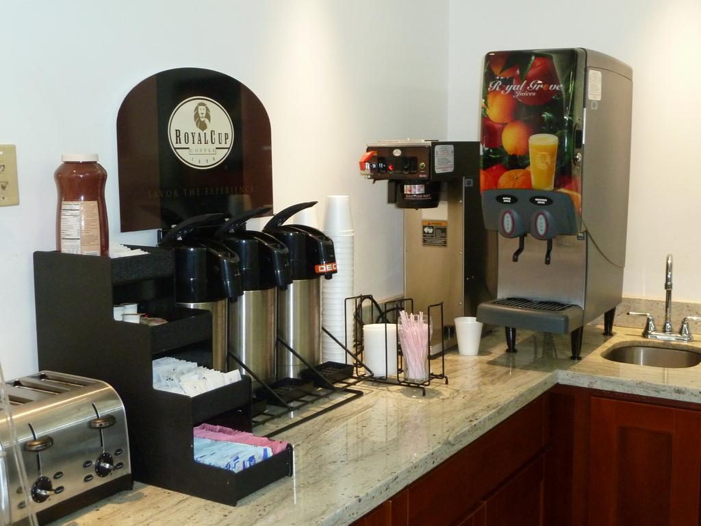 Chestnut Tree Inn Portland Mall 205 Bagian luar foto